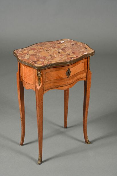 Petite table de salon de milieu dans le style...