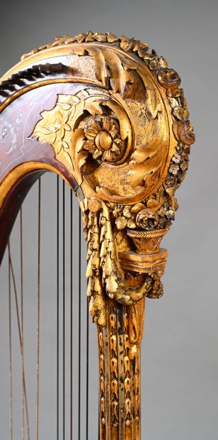 Harpe à mécanisme à crochets pour 38 cordes...
