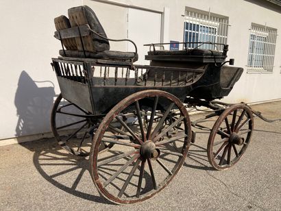 Voiture hippomobile de type calèche en bois...