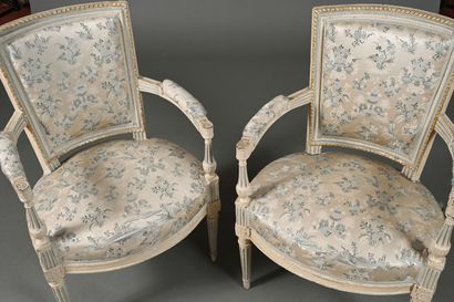 Paire de fauteuils cabriolet en bois repeint...