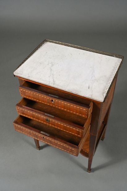 Petite table chiffonnière en placage de bois...