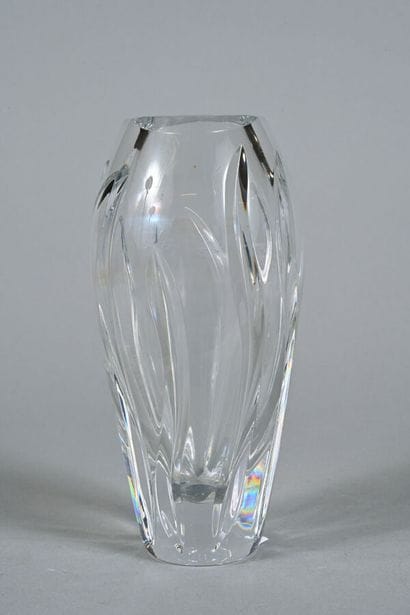 BACCARAT. Vase à épaulement en cristal orné...