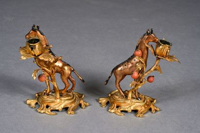 Paire de bougeoirs en bronze et laiton doré...
