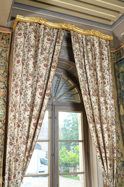Deux paires de rideaux tissés à décor polychrome...