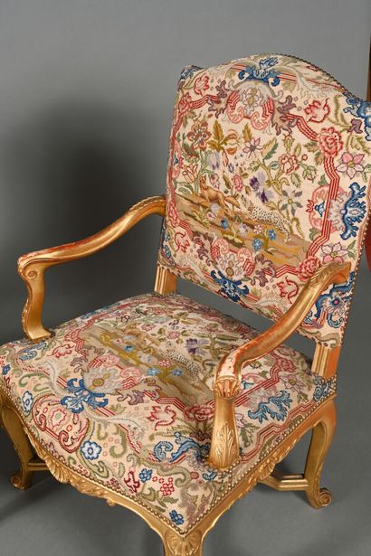 Paire de fauteuils à la Reine dans le style...