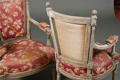 Paire de fauteuils cabriolet dans le style...