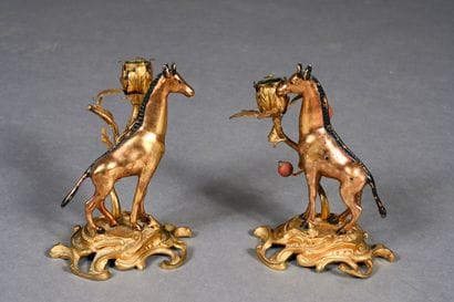 Paire de bougeoirs en bronze et laiton doré...