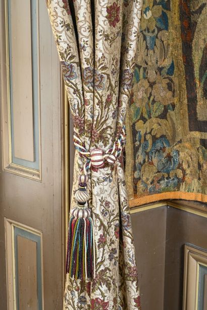 Deux paires de rideaux tissés à décor polychrome...