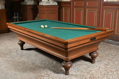 Billard français en noyer et hêtre, sur quatre...