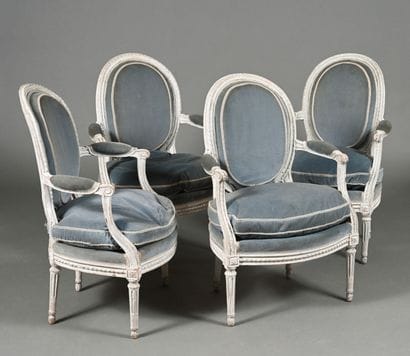 Suite de quatre fauteuils médaillon en hêtre...