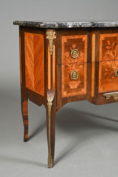 Commode en sauteuse Transition Louis XV-Louis...