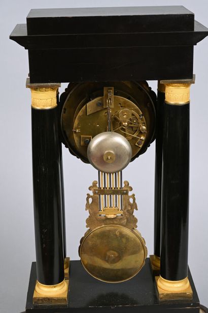 Pendule en bronze ciselé, doré et bois noirci,...
