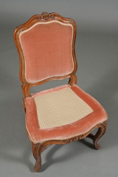 Chaise en bois mouluré et sculpté à dossier...
