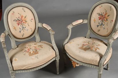 Paire de fauteuils à dossiers en cabriolet...