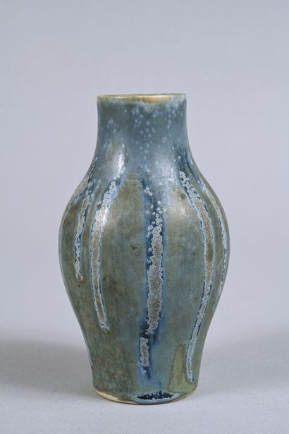 DENBAC, vase en grès à décor de coulures...