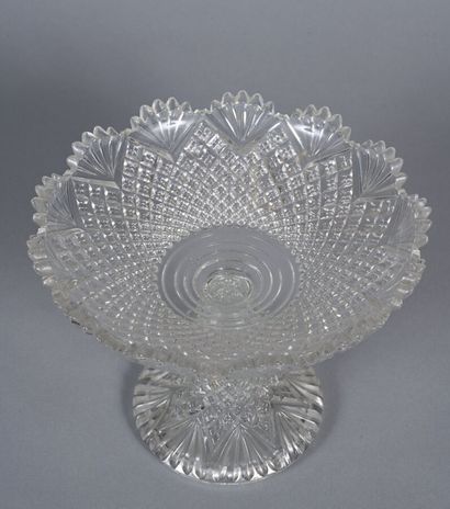 Coupe sur pied en cristal taillé. 
XXe siècle...
