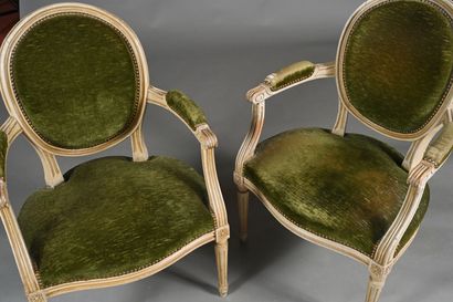 Paire de fauteuils en bois mouluré, sculpté...