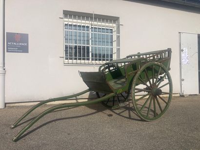 Voiture hippomobile en bois repeint en vert...