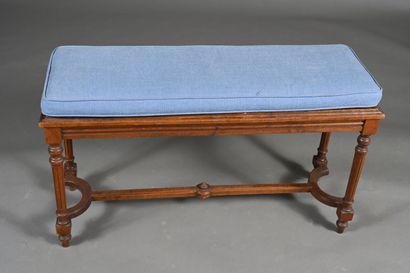 Banquette en bois mouluré et sculpté , les...
