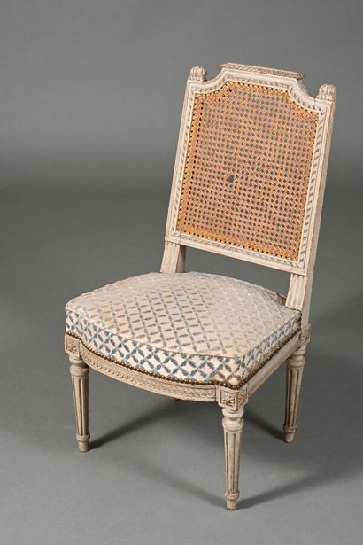 Chaise en bois mouluré, sculpté, laqué, à...