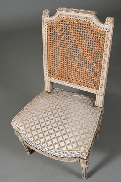 Chaise en bois mouluré, sculpté, laqué, à...
