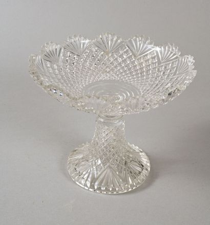 Coupe sur pied en cristal taillé. 
XXe siècle...