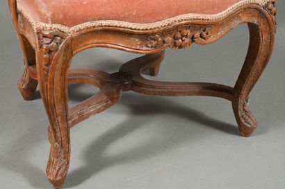Chaise en bois mouluré et sculpté à dossier...