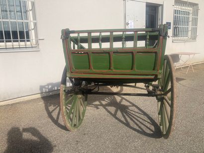 Voiture hippomobile en bois repeint en vert...