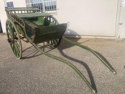 Voiture hippomobile en bois repeint en vert...