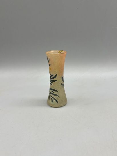 Petit soliflore en verre soufflé à décor...