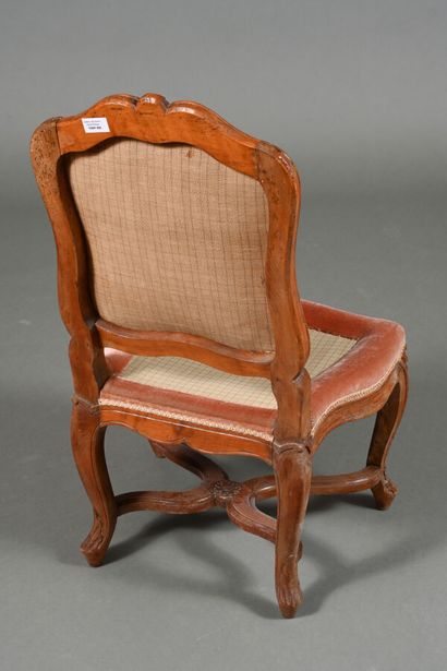 Chaise en bois mouluré et sculpté à dossier...