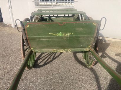 Voiture hippomobile en bois repeint en vert...
