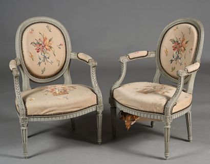 Paire de fauteuils à dossiers en cabriolet...