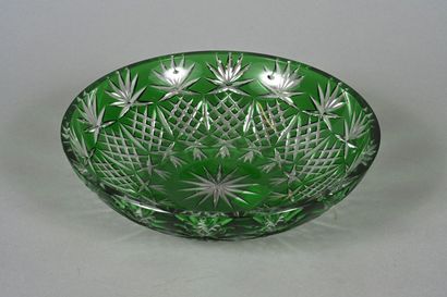 Coupe en cristal teinté vert et taillé, dans...