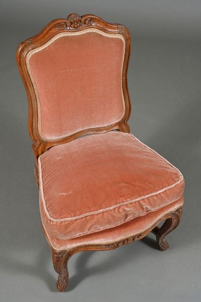 Chaise en bois mouluré et sculpté à dossier...