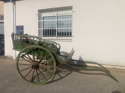 Voiture hippomobile en bois repeint en vert...
