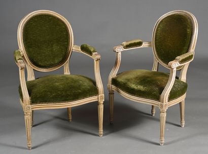 Paire de fauteuils en bois mouluré, sculpté...