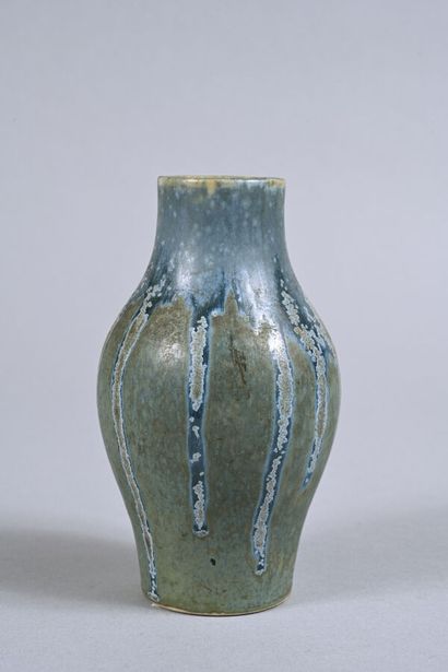 DENBAC, vase en grès à décor de coulures...