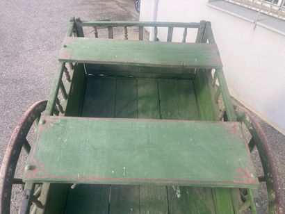 Voiture hippomobile en bois repeint en vert...