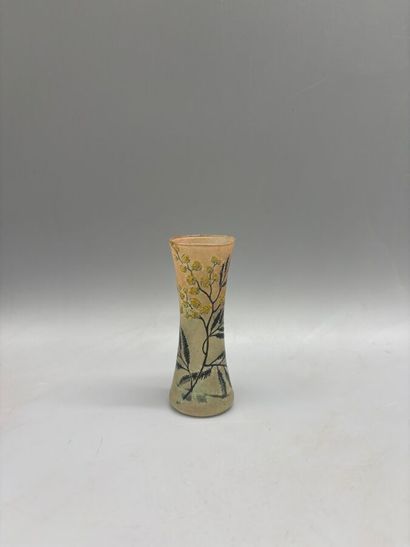 Petit soliflore en verre soufflé à décor...