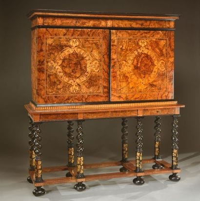 Grand cabinet en placage de de ronce de noyer,...