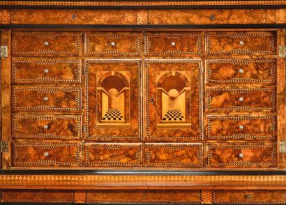 Grand cabinet en placage de de ronce de noyer,...