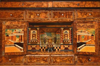 Grand cabinet en placage de de ronce de noyer,...