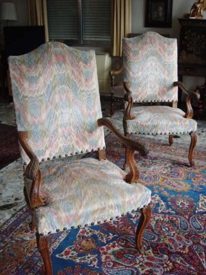 Paire de larges fauteuils à dossiers plats...