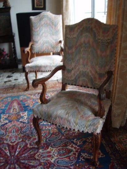 Paire de larges fauteuils à dossiers plats...