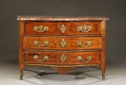 Commode à façade cintrée en placage de palissandre...