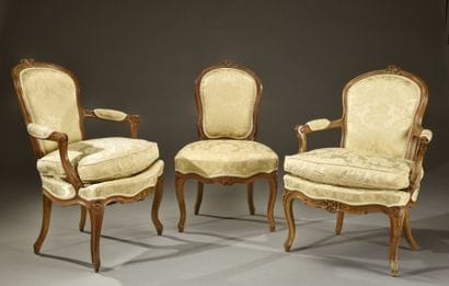 Deux fauteuils cabriolet et une chaise en...