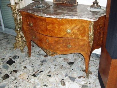 Belle commode sauteuse en placage et marqueterie...