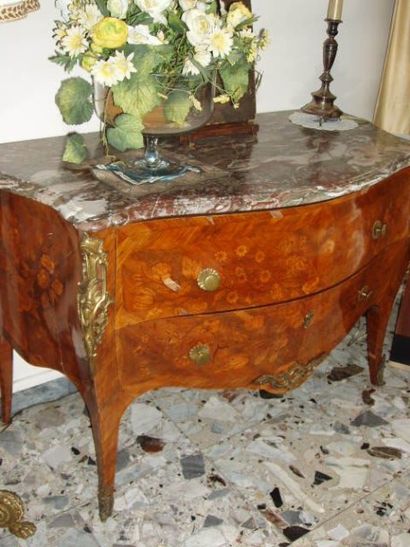 Belle commode sauteuse en placage et marqueterie...