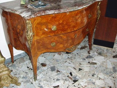Belle commode sauteuse en placage et marqueterie...
